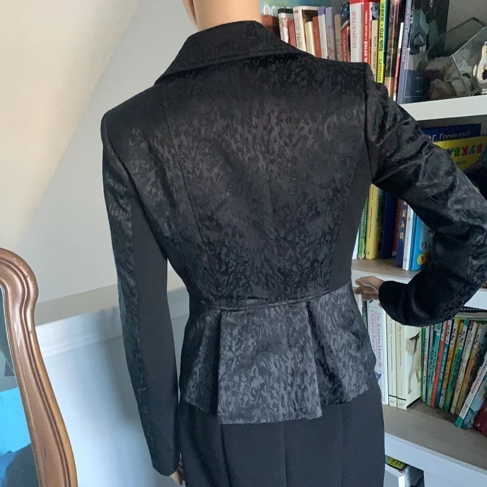 Tahari moto black blazer jacket textured animal print sz 4 zipper classic‎
